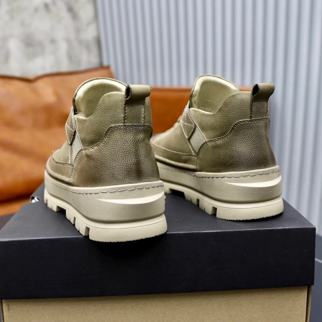 Ex-factory price: 640💰Thick wool imported from Australia Brand: UGG genuine purchasing agent Size: 38-44 Grade: Official website 1:1 Material: First layer of genuine leather waterproof and antifreeze upper Real wool lining Original non-slip soft wear-resistant outsole Style category: Men's casual shoes Trendy style Comfortable on the feet Color: Official website color synchronization